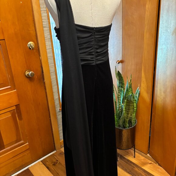Stunning Black Velvet Gown - Picture 4 of 6